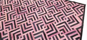 Tapis artisanal en patchwork de cuir de vache rose et noir, tapis moderne en cuir à poils pour la décoration de la maison et du bureau - Product Image 5