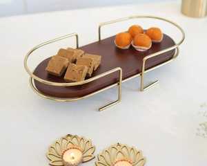 Plateau en bois écologique avec poignée en métal pour service de cuisine de ferme ou arrangement de panier cadeau - Product Image 1