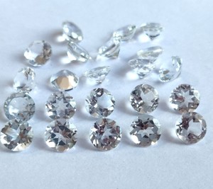 โทแพซสีขาวธรรมชาติ 1 มม. ทรงกลมเจียระไนคุณภาพสูง - โทแพซสีขาวคุณภาพเยี่ยมแบบเม็ดเดี่ยว - Product Image 2