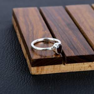 Bague classique en argent sterling 925 avec pierre précieuse grenat taille ovale, design unisexe pour les amoureux, idéale pour les mariages, les fêtes et les cadeaux d'anniversaire - Product Image 2