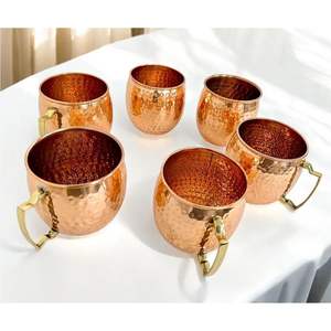 Mug en cuivre au design antique avec poignée en laiton |   Chope à bière traditionnelle en métal gravée à la main |   Accessoire de bar haut de gamme pour les Moscow Mules - Product Image 2