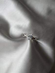 Bague de fiançailles en diamant de laboratoire ovale brillant 2.CT, design solitaire classique, fabriquée en or massif 14 carats - Product Image 3