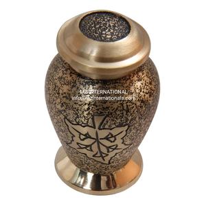 Jolies urnes souvenirs dorées en laiton pour motif gravé de feuilles de cendres humaines - Product Image 2