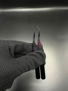 แหนบต่อขนตาปลายนาโนไฟเบอร์ 45 องศา ผลิตจากสแตนเลสญี่ปุ่น ปลายเคลือบพลาสมาสีดำ ด้ามจับสีดำด้าน - Product Image 4