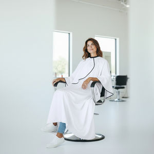 Cape de coiffure professionnelle personnalisée avec logo, bouton, antistatique, anti-adhésive, imperméable, confortable, en polyester, pour salon de coiffure - Product Image 3