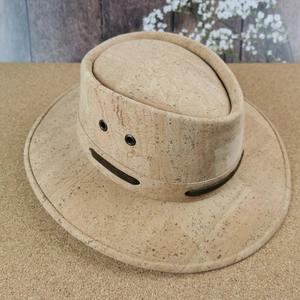 Chapeau en liège naturel avec dentelle marron - Product Image 1