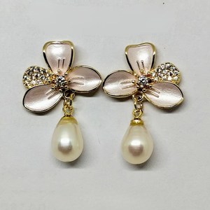Pendientes de Perlas de Concha Marina de Alta Calidad con Perlas Naturales de Agua Dulce, Pendientes de Perlas de Concha Chapados en Oro para Mujer - Product Image 1