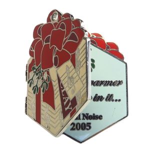 MOQ 100 Alfileres de solapa con bisagras de alta calidad Insignia artesanal de metal personalizada - Product Image 1