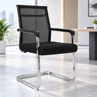 Chaise de conférence en maille noire avec accoudoirs fixes et base en forme de traîneau pour salles de réunion