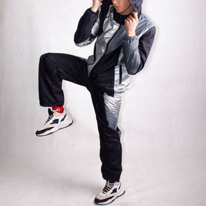 ชุดวอร์มกันลมไนลอนแบบมีฮู้ดสำหรับฤดูหนาว พิมพ์โลโก้ตามสั่ง ไซส์ใหญ่ เป็นมิตรกับสิ่งแวดล้อม สำหรับผู้ชาย ใส่เล่นกีฬากลางแจ้ง รับผลิตแบบ OEM - Product Image 2