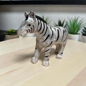 Statua di Zebra in Legno Intagliata a Mano YEEYAYA, Artigianato in Bambù e Legno per Decorazione Casa, Figura di Animali Selvatici per Arredamento Zoo - Product Image 2