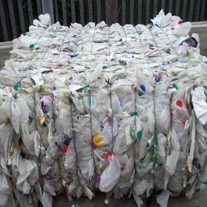 Contenedores de polietileno blancos lavados, incluyendo chatarra de botellas de leche, empaquetados para envío a granel a mercados de importación de reciclaje de plástico - Product Image 4