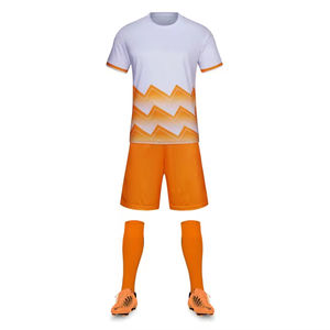 Maillots de football personnalisés respirants 100% polyester à col en V et manches courtes, service OEM, ensembles d'uniformes de football, impression par transfert thermique - Product Image 4