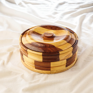 Caja Chapati de madera con base de madera natural y tapa verde azulado vibrante, con sutil arte floral blanco, a precios de mayorista. - Product Image 3
