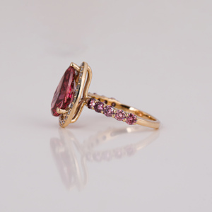 Anillo de compromiso de diamantes de corte de pera rosa de estilo clásico chapado en oro de 10KT creado con anillo de diamante lateral de corte redondo rosa y blanco - Product Image 3