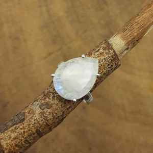 Bohème Artisan Fabriqué Arc-En-Lune Pierre Déclaration Anneau Poire Forme Prong Réglage Avec Diamant De Mariage En Gros Bijoux - Product Image 1