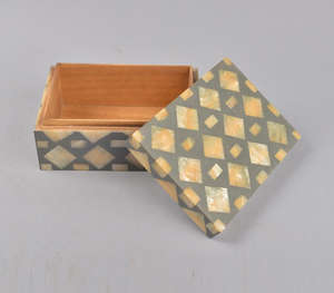 Boîte décorative en bois de luxe artisanale avec un élégant motif géométrique en mosaïque de diamants gris et crème - Product Image 4