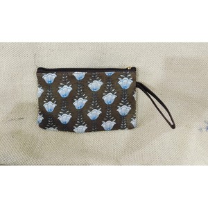 Petite pochette en coton 100% imprimé Jaipuri avec fermeture éclair résistante et dragonne pour le voyage et le rangement de bijoux - Product Image 1