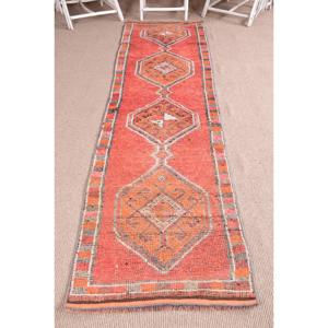 Alfombra Herki, Alfombra Vintage de 2.6x10.1 pies, Alfombra de Lana con Diseño de Camuflaje Rojo - Product Image 1