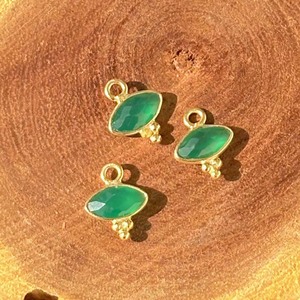 Pequeño Colgante de Ónice Verde con Engaste de Bisel Estilo Rawa, Chapado en Oro, Joyería con Piedra de Nacimiento - Product Image 2
