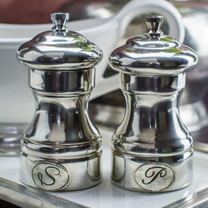 Nuevo tarro decorativo de sal y pimienta de diseño atractivo hecho de tarro y coctelera de sal y pimienta de plata para uso en restaurantes de hoteles - Product Image 2