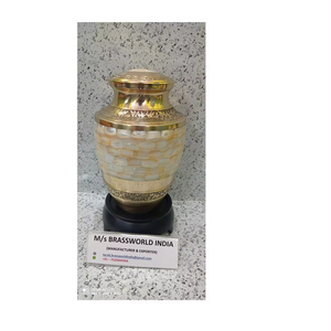 Urna de latón nácar con caja de terciopelo suministros funerarios Brassworld India - Product Image 1