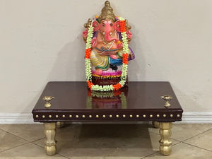 Tradebyd Table Puja élégante sculptée Chowki en bois de qualité supérieure pour les festivals et les temples - Product Image 2