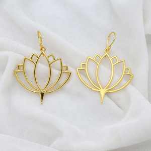 Pendientes colgantes de latón hechos a mano con diseño de flor de loto floral étnico elegante para mujer para fiesta y ropa Formal acentos de perlas de diamantes - Product Image 3