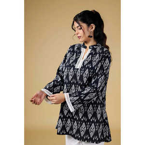 Kurti Formal de Algodón Tejido con Estampado Ikat, Detalles de Encaje y Estilo Bohemio para un Look Veraniego Transpirable y sin Esfuerzo - Product Image 5