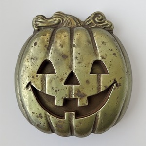Lanterne citrouille décorative en aluminium, finition patine avec motif creux percé, créant une décoration festive chaleureuse pour Halloween - Product Image 6