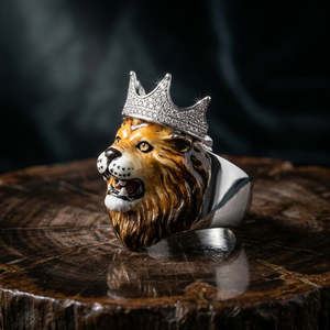 Bague Lion Couronné de Luxe, Tête de Lion Sculptée en 3D, Peinte à la Main aux Tons Riches d'Ambre et d'Émail Brun sur Argent pour Homme - Product Image 5