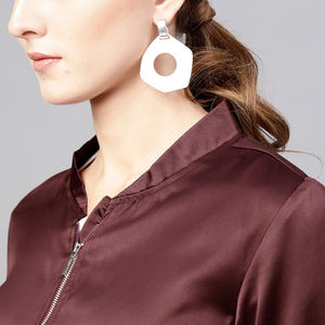 Chaqueta universitaria de satén de longitud regular a la moda de invierno para mujer, diseño de cuello personalizado con Material de relleno de algodón transpirable - Product Image 4