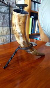 Cuerno para beber de búfalo natural pulido ecológico con soporte de hierro Love de Crescent Crafts - Product Image 4