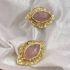 Boucles d'oreilles en laiton plaqué or avec pierres précieuses, élégantes et faites à la main. - Product Image 4