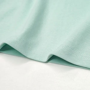 เสื้อยืดผู้ชายพิมพ์ลายสั่งทำขายส่ง น้ำหนัก 220 กรัม ผ้าฝ้าย 100% สีดำล้วน ทรงโอเวอร์ไซส์ ป้องกันขนร่วง คอกลม สำหรับฤดูร้อน - Product Image 6