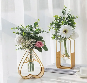 Jarrón de metal con textura dorada de lujo y un diseño cónico elegante para arreglos florales. Disponible a precios de mayoreo. - Product Image 5