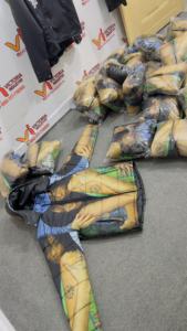 Veste d'hiver chaude et durable avec logo personnalisé imprimé, manteau d'hiver épais en duvet de canard, veste matelassée - Product Image 3