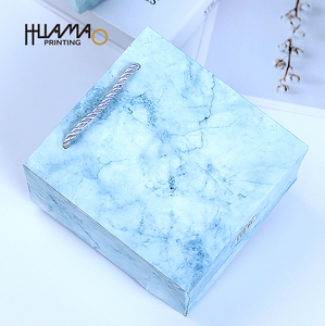 Sacs en papier marbré ondulé coloré Huamao, sacs cadeaux de luxe OEM, sacs de shopping réutilisables avec poignées pour la promotion de la marque - Product Image 1