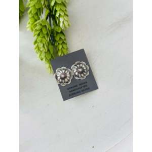 Pendientes de Plata de Ley con Concha Rosa Navajo, Diseño de Concho con Engaste de Bisel, Patrón Floral, Oro Blanco, Oro Rosa, Concha Principal - Product Image 4