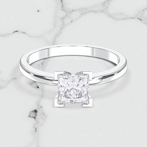Princess Cut 1,00 Quilates Moissanite Diamond Prong Set Anillo de compromiso solitario Hecho en plata esterlina para mujeres - Product Image 3