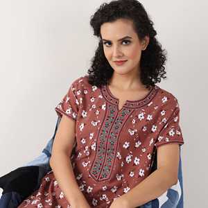 Robe de nuit longue Evolve pour femme en viscose Liva, super douce et confortable, avec poches et fermeture boutonnée, MOQ 3 pièces - Product Image 4