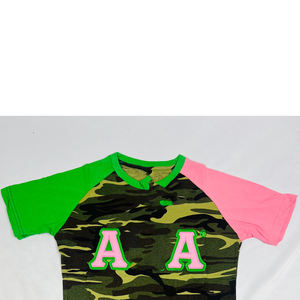 T-shirt à manches courtes 100 % coton Camo Alpha pour homme avec logo personnalisé, vêtements de sororité grecque rose et vert, tenue universitaire - Product Image 5
