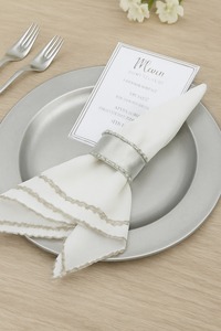 Élégante assiette de présentation en métal doré avec un rond de serviette gratuit, parfaite touche de luxe pour votre vaisselle et vos ustensiles de cuisine. - Product Image 3