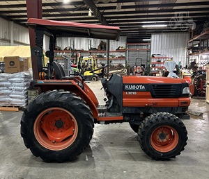 Tractor de Ruedas Usado KUBOTA L3010 de 1999 con Motor de 35HP y Caja de Cambios con Bomba de Engranajes y Rodamientos - Product Image 2