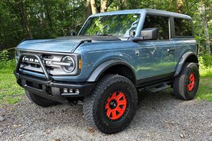 Ford Bronco Big Bend 2024 d'occasion en bon état, boîte manuelle 7 vitesses, kit de rehausse de 4 pouces, bleu azur métallisé - Product Image 2