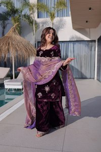 Ensemble Kurta de fête et de mariage en velours de soie brodé violet, fait à la main, extensible et réversible - Product Image 5