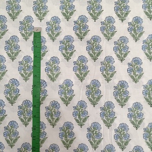 Tissu imprimé à la main en Inde, bleu et blanc, à motifs floraux, pour la couture de robes, vêtements pour femmes, tissu pour quilting, rideaux, serviettes - Product Image 2