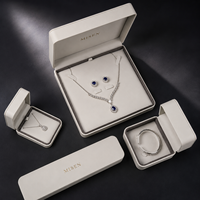 Boîte d'emballage de bijoux en cuir PU ivoire personnalisée en gros avec doublure en velours gris pour bague, pendentif, bracelet OEM