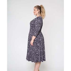 Robe Midi Amiya Noire Grande Taille pour Femme Leota, Manches 3/4, Coupe Évasée, Imprimé Floral, en Mousseline, Taille Naturelle, Taille ODM 1X, Ample - Product Image 3