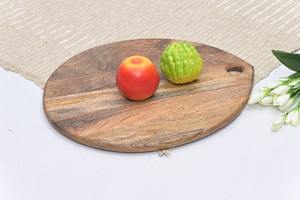 Planche à découper en bois design avec une texture lisse, idéale pour la cuisine moderne et la présentation des aliments - Product Image 3
